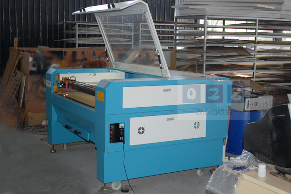 非金屬激光雕刻機(jī) 非金屬激光雕刻機(jī)